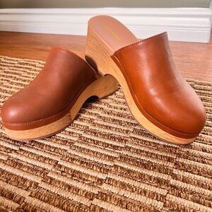 Faux-leather classic clogs from Old Navy. Size 8 in brown. Only worn once.